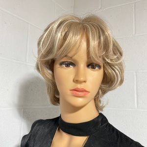 NWT 11-12” light blonde honey blonde mix highlights wavy short natural matte wig